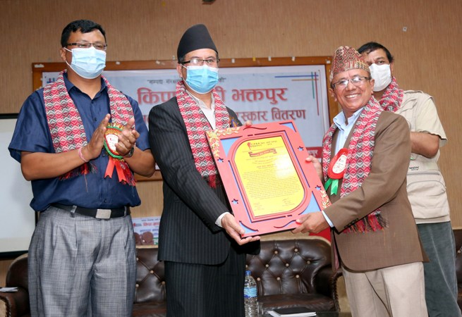 पुरानो पत्रकार केदार बनेपाली फोटोग्राफी गौरब समान २०७८ बाट सम्मानित