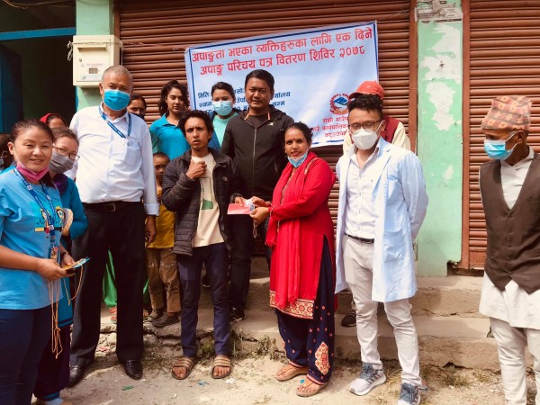 रोशी गाउँपालिकाले दियो अपांगता भएको व्यक्तिलाई परिचयपत्र