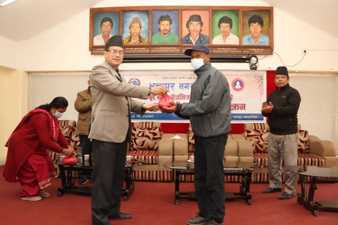 भक्तपुर नगरपालिकाका किसानहरूलाई गहुँ र आलुको बीउ वितरण 