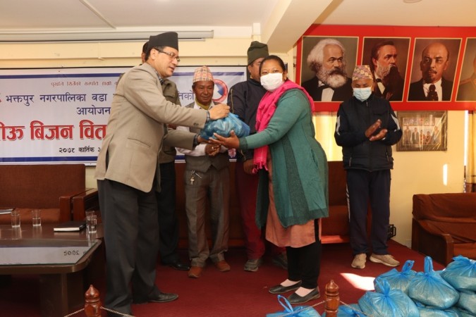 भनपा वडा नं. १ ले गर्यो किसानलाई गहुँ र आलुको बीउ वितरण