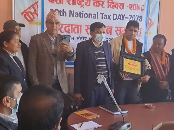 भक्तपुरका उत्कृष्ट करदाता सम्मानित