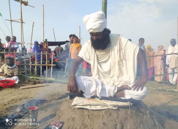 जलिरहेको आगोमा खुर्सानीको धुवाँको बास्ना लिदै तपस्यामा लिन तान्त्रिक बाबा