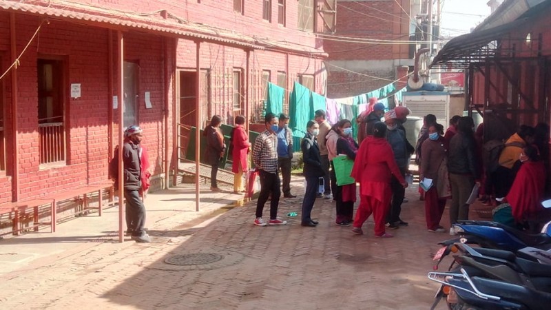 औषधि वितरणमा मनपरी 
