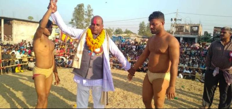 सिरहाको कल्याणपुरमा कुशस्ती हेर्न गाउँलेको घुईचोँ 