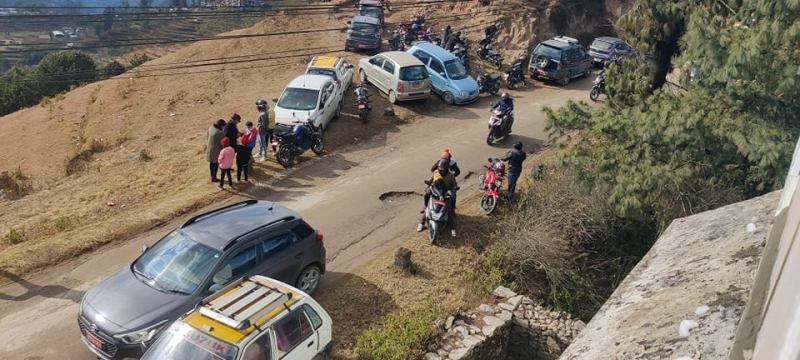 नगरकोटमा हिउँ हेर्न आउनेको भिड