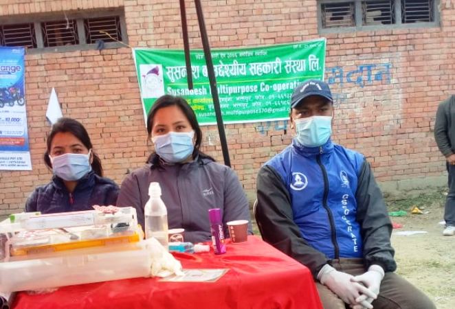 भक्तपुर कप फुटबल : घाइते खेलाडीको उपचार गर्दै मेडिकल टिम