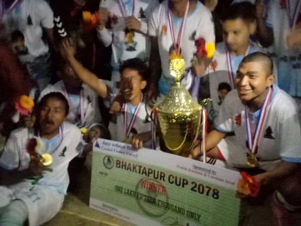 भक्तपुर कप विजेताले पायो एक लाख १५ हजार नगदसहितको पुरस्कार