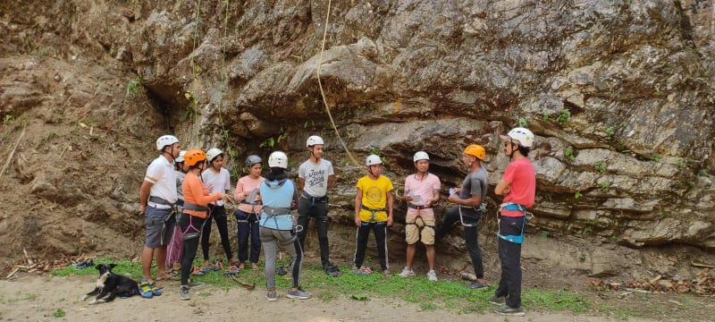 विश्व कीर्तिमानी सगरमाथा आरोही कल्पना महर्जन इलामको भिरमहमा चट्टान आरोहण तालिम गराउँदै