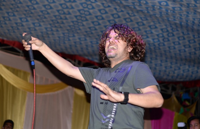 मेला हेर्न आएका दर्शक चर्चित गायक प्रमोद खरेलसँगै नाचे अनि गाए