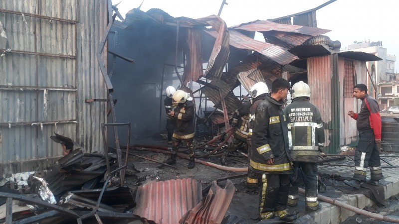 कमेरोटारमा आगोलागी ः साढे पाँंचघण्टापछि नियन्त्रणमा