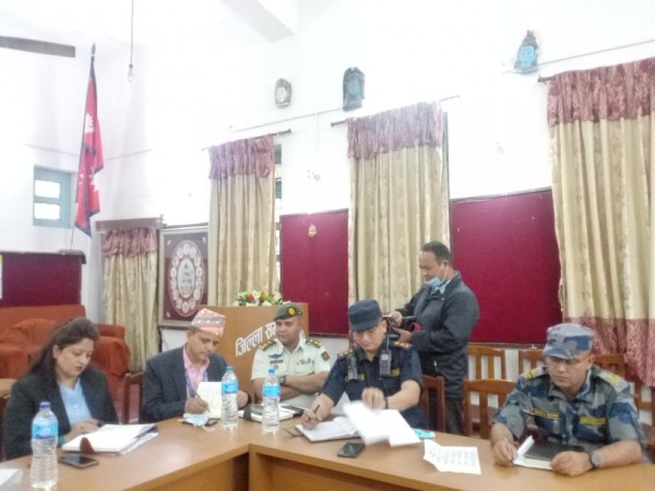 आयो चुनाव ः भक्तपुरका दुईवटा नगरपालिकामा सामान वितरण 