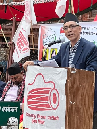यत्रो वर्ष शाशण गरेर के गर्नुभयो भनी सोध्दा प्रधानमन्त्री शिर निहुराएर वस्नुभयो 