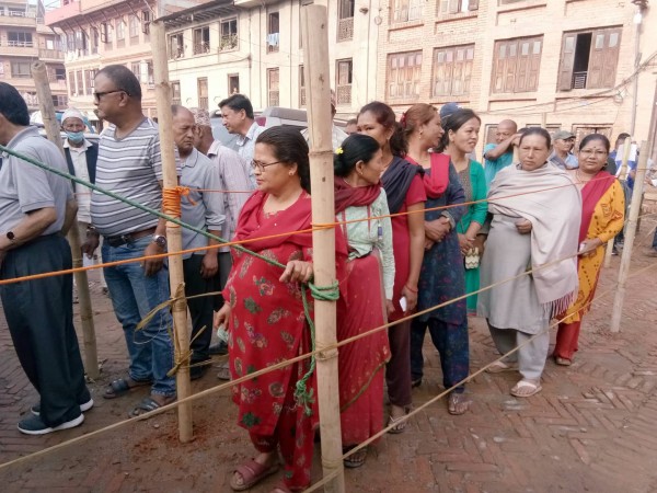 भक्तपुरमा पनि मतदान सुरु, विहानैदेखि मतदान गर्नेहरु लाइनमा 