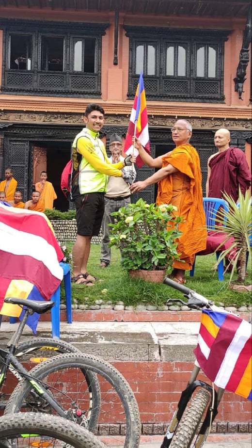 भक्तपुरका बौद्ध सम्पदाको दर्शनमा साइकल यात्रीहरू