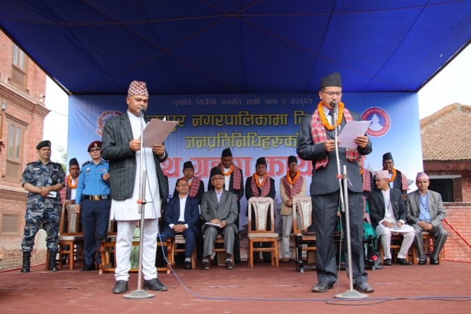 भक्तपुर नगरपालिकाका नवनिर्वाचित जनप्रतिनिधिहरुद्वारा शपथ तथा पद्भार ग्रहण ः यी भए पहिलो वैठकका निर्णयहरु