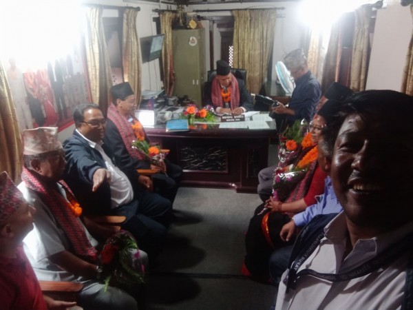 भक्तपुरमा अत्यधिक नेमकिपालाई मत आएको वडाका वडाअध्यक्षले कर्मचारीहरुलाई भने, जनताको काम छिटोछरिटो गरिदिनू  