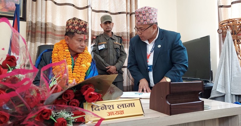 रोशी गाउँपालिकाका नवनिर्वाचित अध्यक्ष र उपाध्यक्षले गरे पदभार ग्रहण