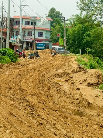 दुवाकोट सडक पुननिर्माणमा ढिलाई हुँंदा स्थानीय हैरान