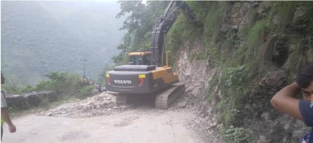 अवरुद्ध पृथ्वी राजमार्गको मुग्लिन आँबुखैरेनी सडकखण्डमा दिउँसोबाट साना तथा मझौला सवारी साधन सञ्चालनमा 