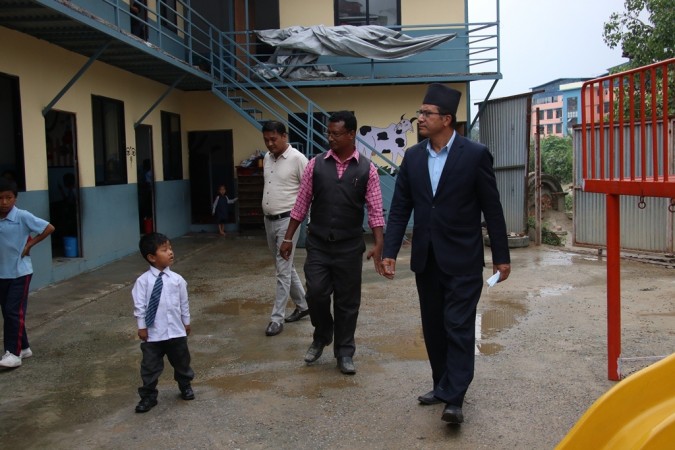 भक्तपुरका नगर प्रमुख बाढी प्रभावित क्षेत्रमा