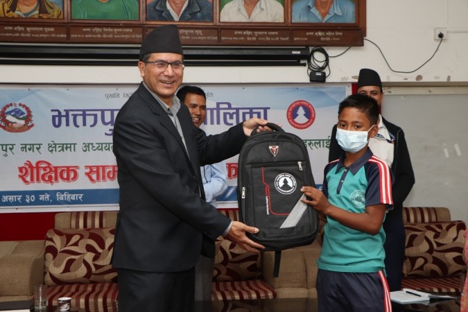 अनाथ बालबालिकालाई स्टेशनरी सामाग्री वितरण 