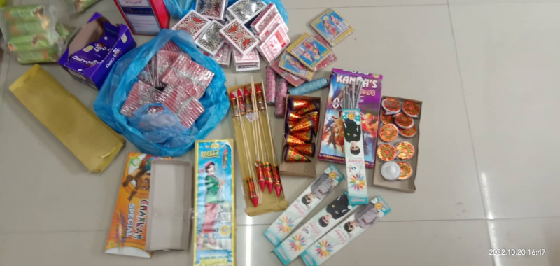 बजार अनुगमन गरी भक्तपुर नगरपालिकाले गरयो पटाका बरामद