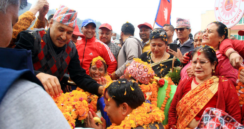 हजारौं जनता सडकमा 