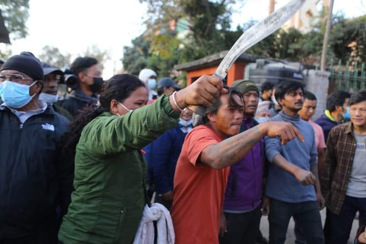 को हुन् यी महिला जो दिउँंसै खुकुरी लिएर आक्रोशमा आइन् ?