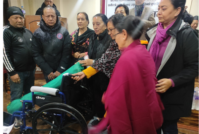 ह्वील चियर र स्टेचर हस्तान्तरण