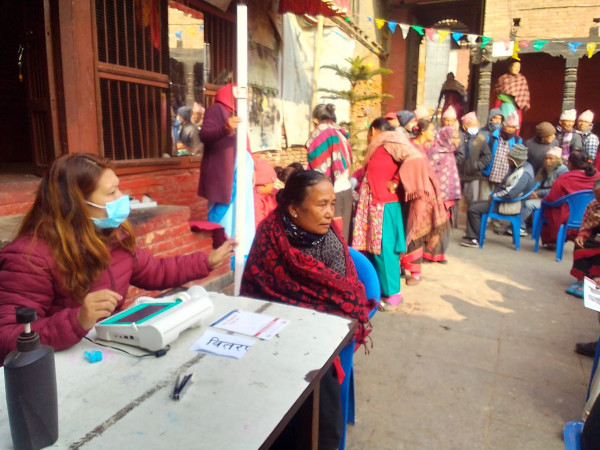 जेष्ठ नागरिकको स्वास्थ्य परिक्षण गर्दै भक्तपुर नगरपालिका 