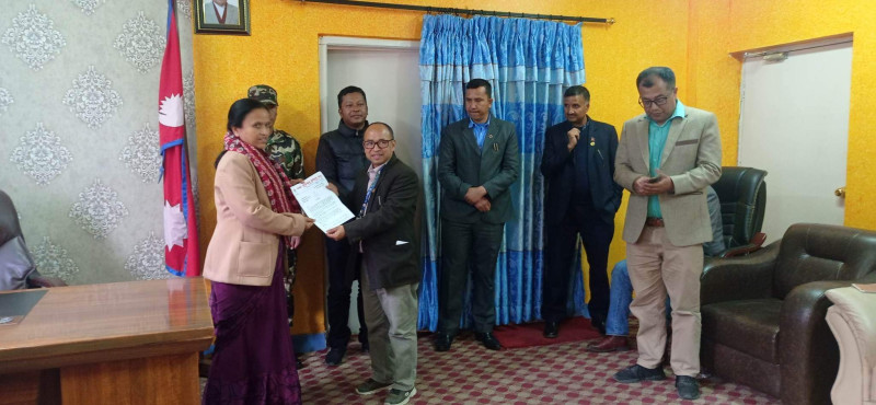 सञ्चारमन्त्री रेखा शर्मा र नेपाल टेलिभिजनका महाप्रबन्धक फुलमान बललाई नेवाः पत्रकार राष्ट्रिय दबूको ध्यानाकर्षण