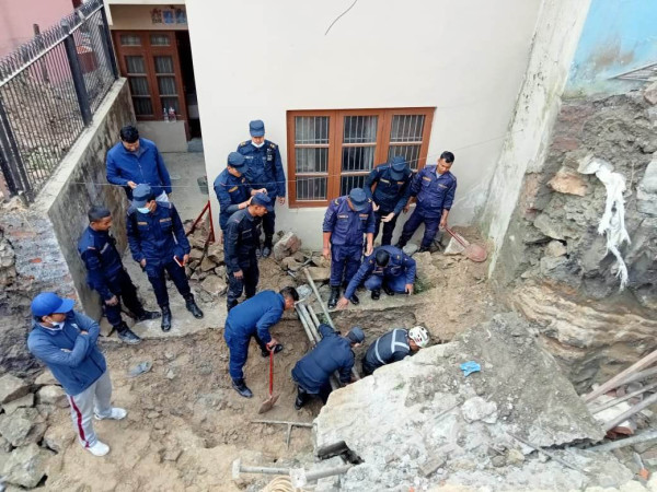 पूर्व सहसचिवको घरको जग खन्दा भक्तपुरमा एकजना मजदुर पुरिएः अवस्था गभ्भीर 