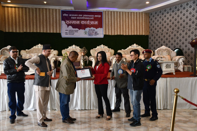 एसिड आक्रमणमा परेका बालबालिकालाई सम्मान गर्दै थापाले भने हिंसाका गतिविधि अन्त गर्नुपर्छ