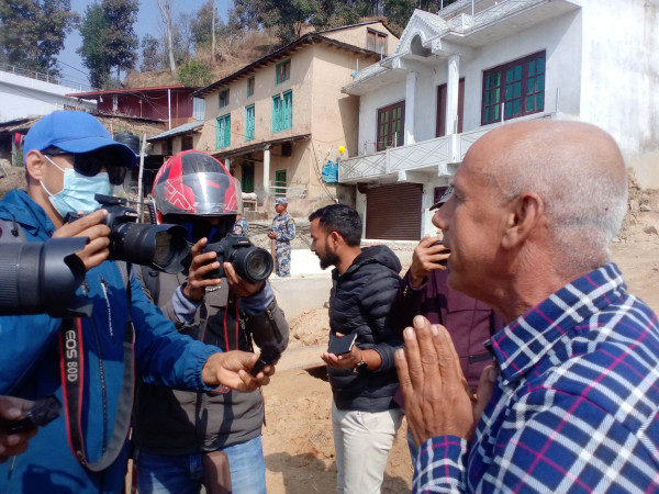 यी हुन् जसले उपप्रधानमन्त्रीसहितको टोलीलाई बाटोकोवीचमा पुगेर सवारी रोके