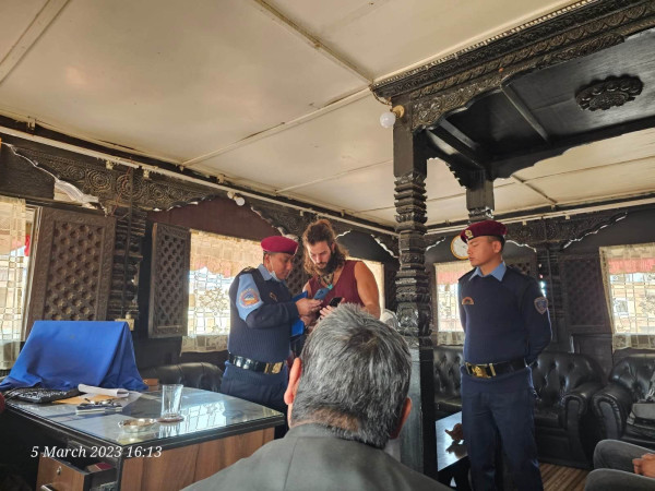 भक्तपुर दरवार क्षेत्रको तलेजुभित्र दिउँसै मूर्ति चोरीको प्रयास ः चोरी प्रयास गर्ने विदेशी पक्राउ 