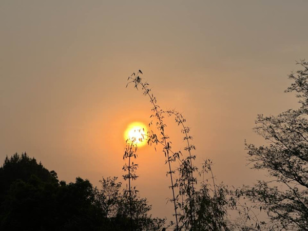 सूर्य मेष राशिमा प्रवेश गर्दा सुरु भएर मीन राशि छोड्दा पुरानो वर्ष सकिएर नयाँ वर्ष सुरु हुने 