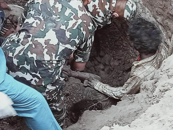 भक्तपुरको बालकोटमा नयाँं ढल विस्तार गरिरहँंदा दुई जना कामदार पुरिए