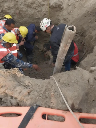 १२ फिट तल पुरिएका आधा घण्टा खनेपछि जिवितै उद्धार भएका थिए