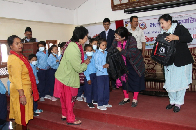 आमावुवा नभएका बालबालिकाहरुलाई शैक्षिक सामग्री वितरण