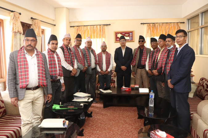 प्रजापति र चामुन्दा बिन्द्रासैनी नपा प्रमुख शाहीबीच भेट