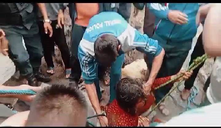 ठिमीमा इनारमा खसेकी महिलाको जिवितै उद्धार गर्न सफल