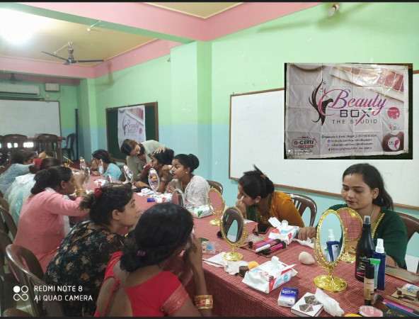 महिलालाई स्वरोजगार बनाउन ब्युटीसियन तालिम दिदै 