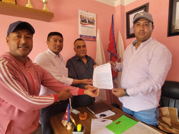 गौतम सुजखुद्धारा हस्ताक्षरित ज्ञापनपत्र खेलकुद विकास समितिका अध्यक्ष दिपक थापालाई (ज्ञापनपत्रसहित)