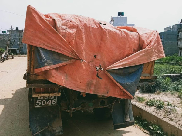 अवैध काठसहित टिफर र चार जना सल्लाघारीबाट पक्राउ