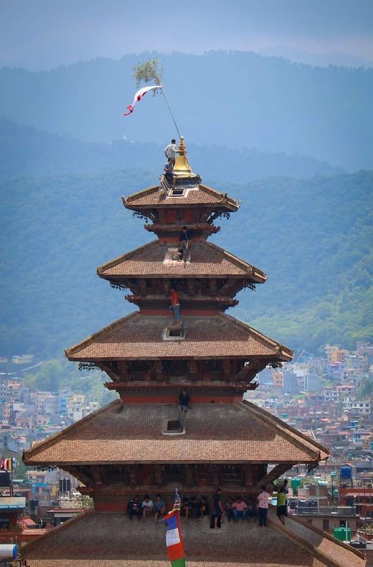 किन गरियो ङातापोल मन्दिरको गजुरमा झण्डोतलन ?