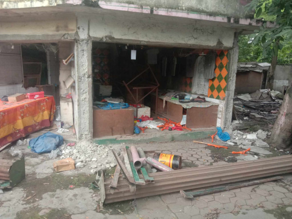 बिना अनुमति भत्काइए रत्नपार्कस्थित शहरी सेवाकेन्द्रका व्यवसायीहरूकाे सटर 