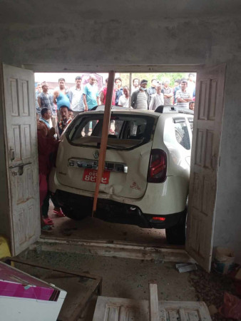 चोरेर ल्याएको कार उडेर बाटो मुनिको घरमा छिरेपछि .........