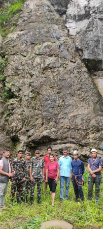 इलाम नगरपालिका वडा नम्बर ८ मा रहेको महभीर चटानमा आरोहणको रुट वढाउने कार्य सुरु(फोटो फिचर)