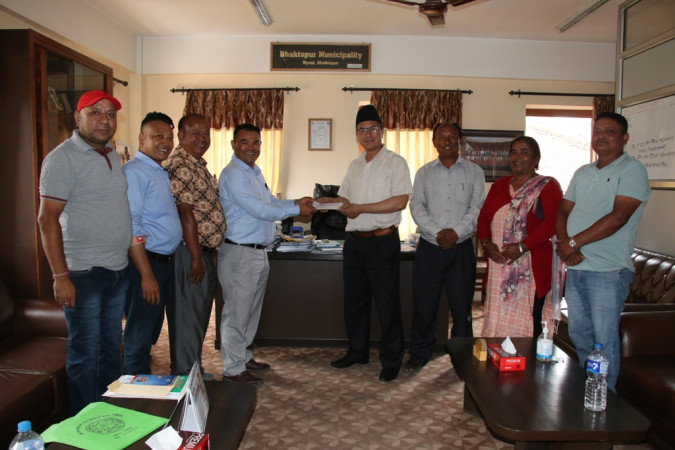 भक्तपुर नगरपालिकालाई सहकारी संस्थाको सामुदायिक विकास कोषको रकम हस्तान्तरण
