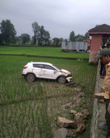 छालिङका वडा अध्यक्ष दुर्घटनामा ः कार खेतमा ः मापासे जाँंच गर्दै प्रहरी 
